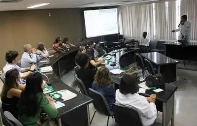 Cremeb reúne médicos, jornalistas e publicitários em debate sobre publicidade