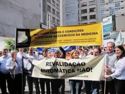 Estudantes protestam contra importação de médicos sem revalidação de diploma