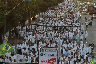 Médicos voltam a protestar contra programa do Governo Federal
