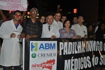 Entidades médicas realizam protesto em evento que contou com a presença de Dilma