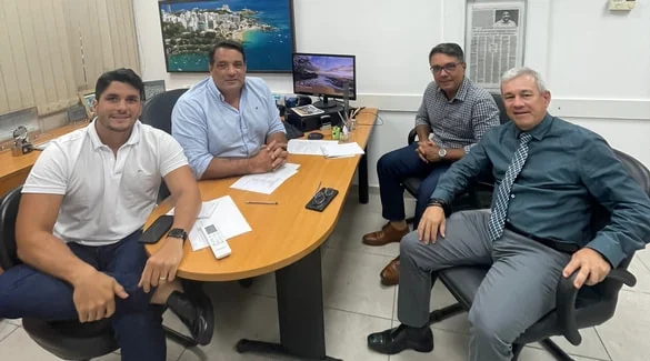 O presidente da ABM, Dr. César Amorim e o vice-presidente da ABM, Dr. Nivaldo Filgueiras, se encontram com deputado estadual Alan Sanches e com o vereador de Salvador, Duda Sanches.