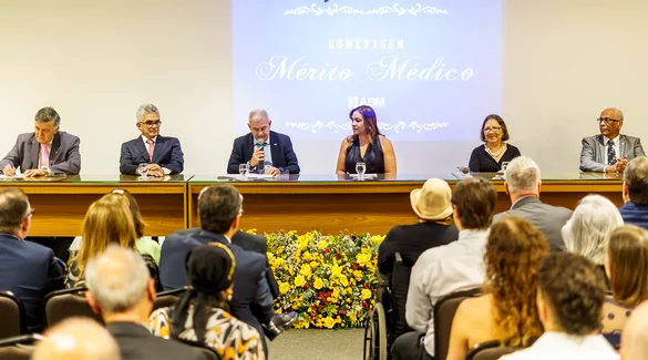 Em noite emocionante, ABM homenageia grandes nomes da medicina baiana