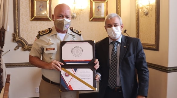 Presidente da ABM recebe placa de reconhecimento da Polícia Militar baiana