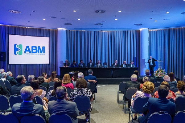 Em cerimônia emocionante, nova diretoria da ABM é empossada